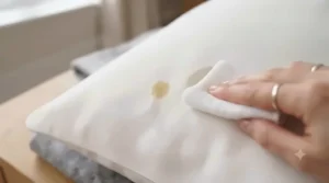 Breathable low maintenance pillow featuring temperature-regulating fabric technology. / Oreiller facile d'entretien respirant doté d'un tissu thermorégulateur.